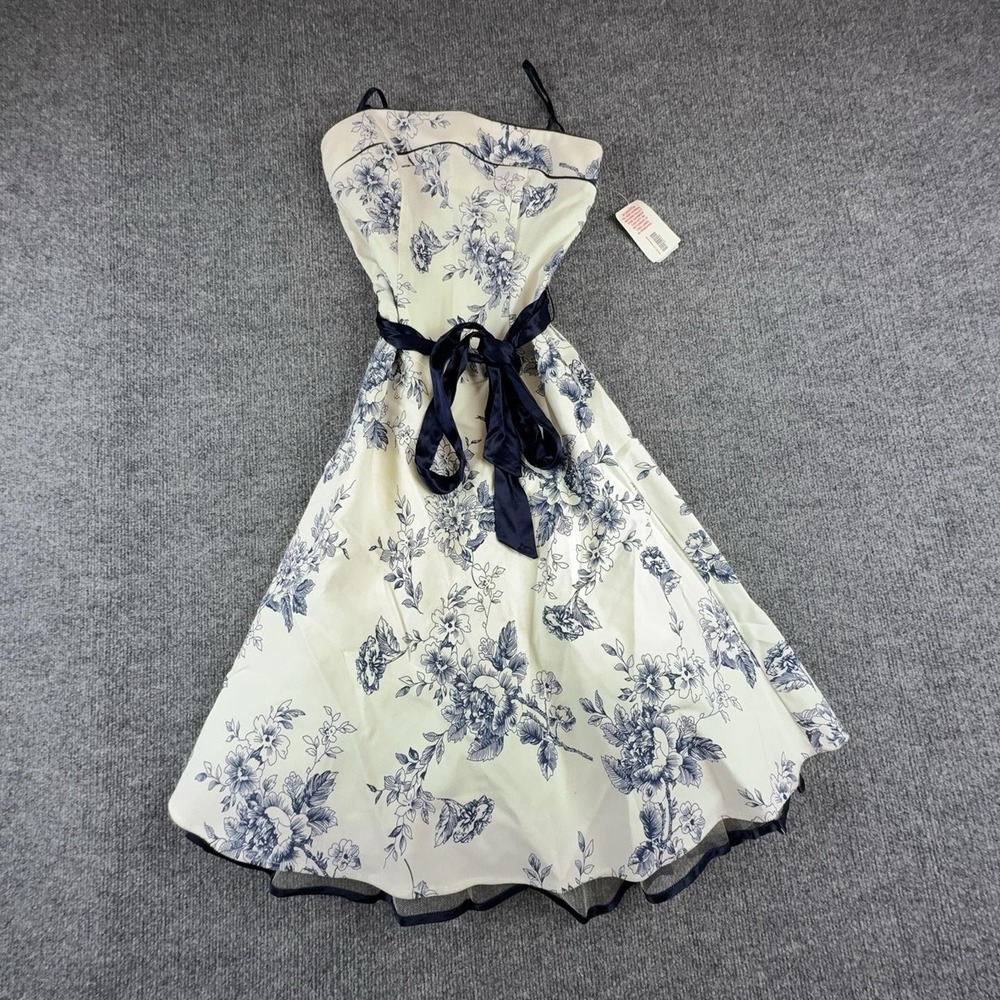 B. Darlin Dress Women 3/4 White Navy Floral Sweetheart Fit Flare Belted Bow Knee